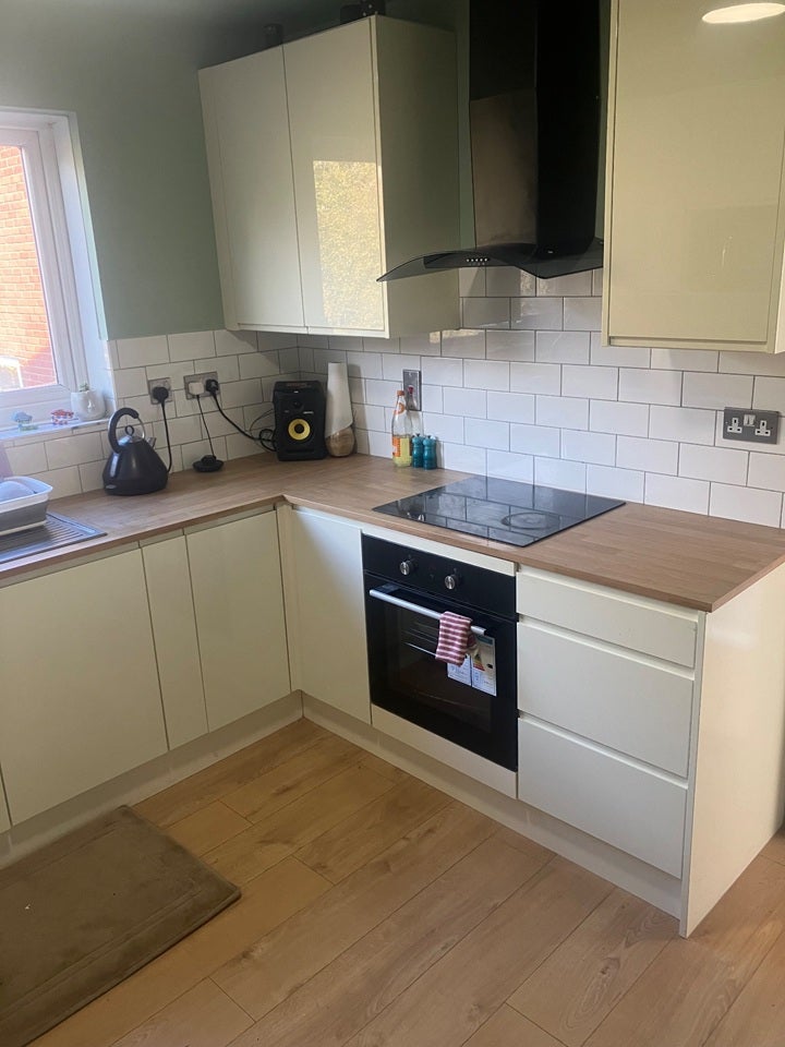 Room Crescent Road in Luton