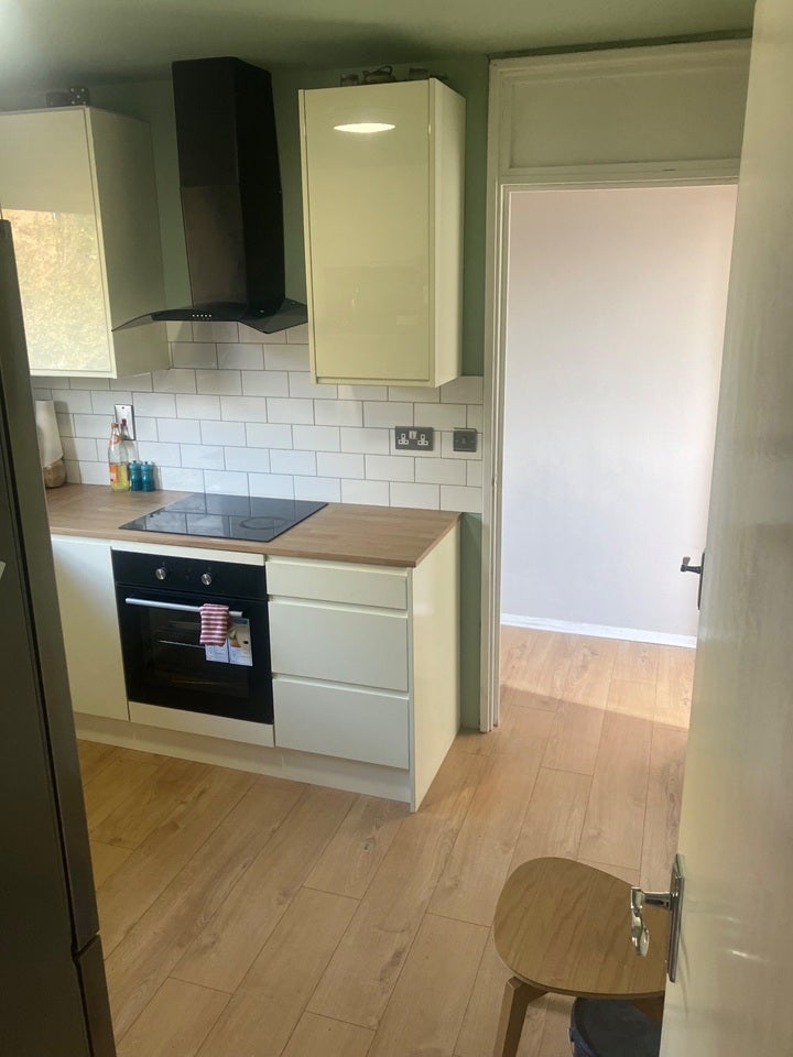 Room Crescent Road in Luton