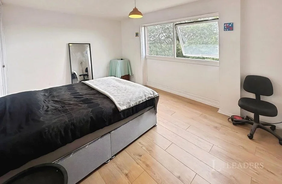 Room Crescent Road in Luton