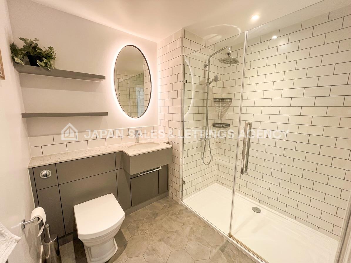 Flat New Broadway in Greater London