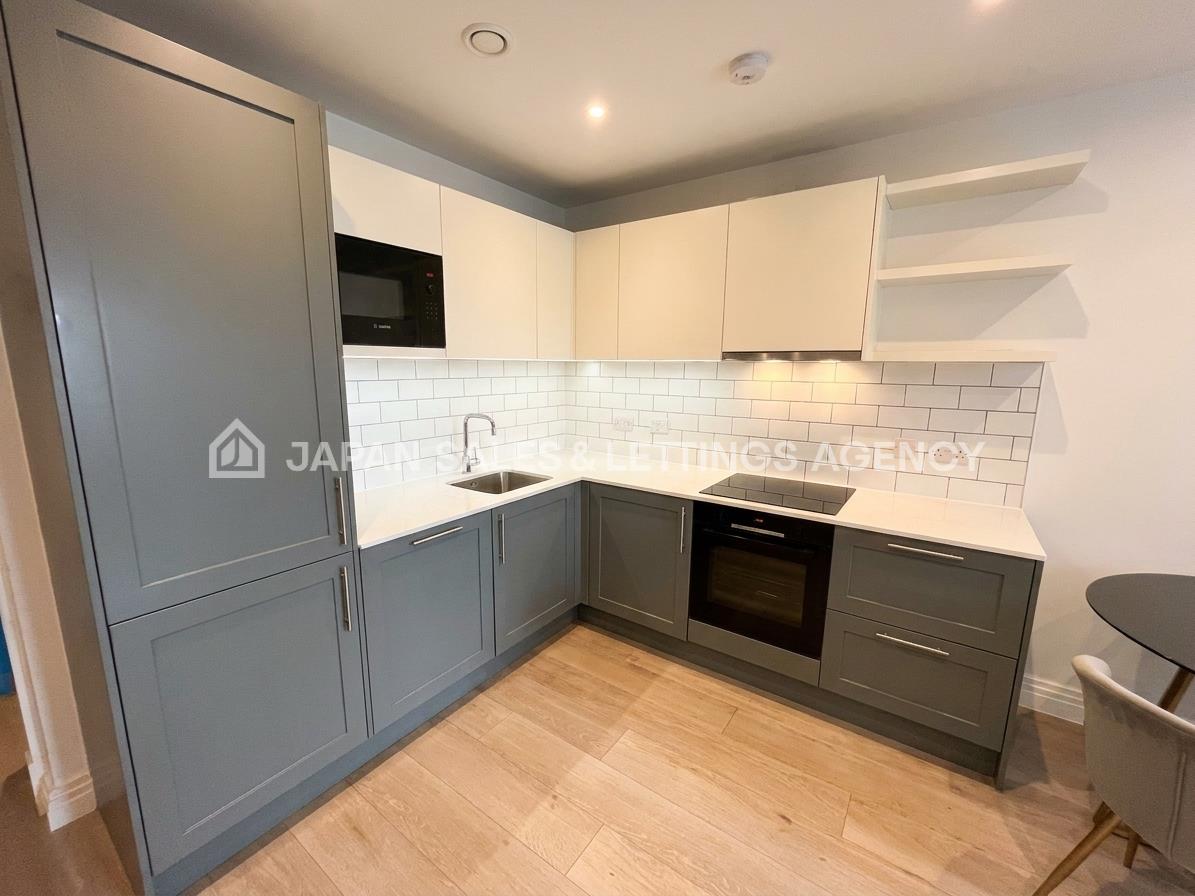 Flat New Broadway in Greater London