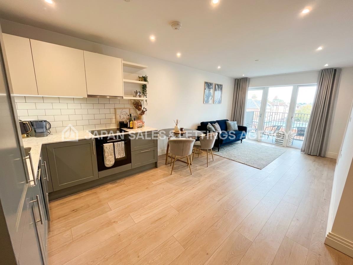 Flat New Broadway in Greater London
