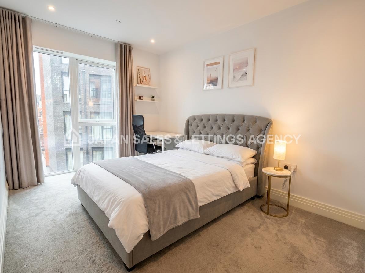 Flat New Broadway in Greater London