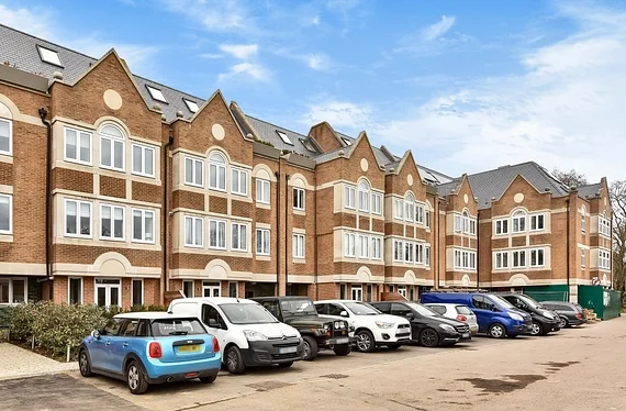 Flat Grange Road in Greater London