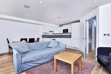 Flat Grange Road in Greater London