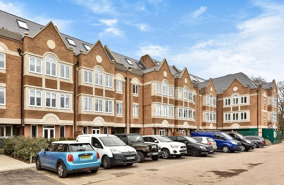 Flat Grange Road in Greater London