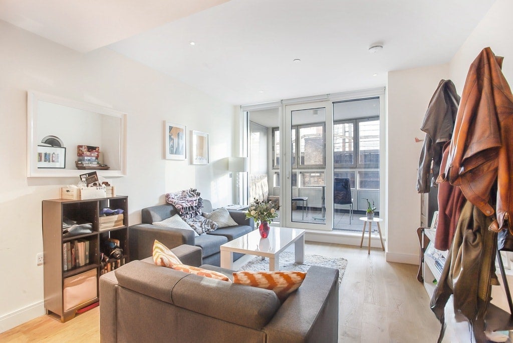 Flat Sopwith Way in Greater London