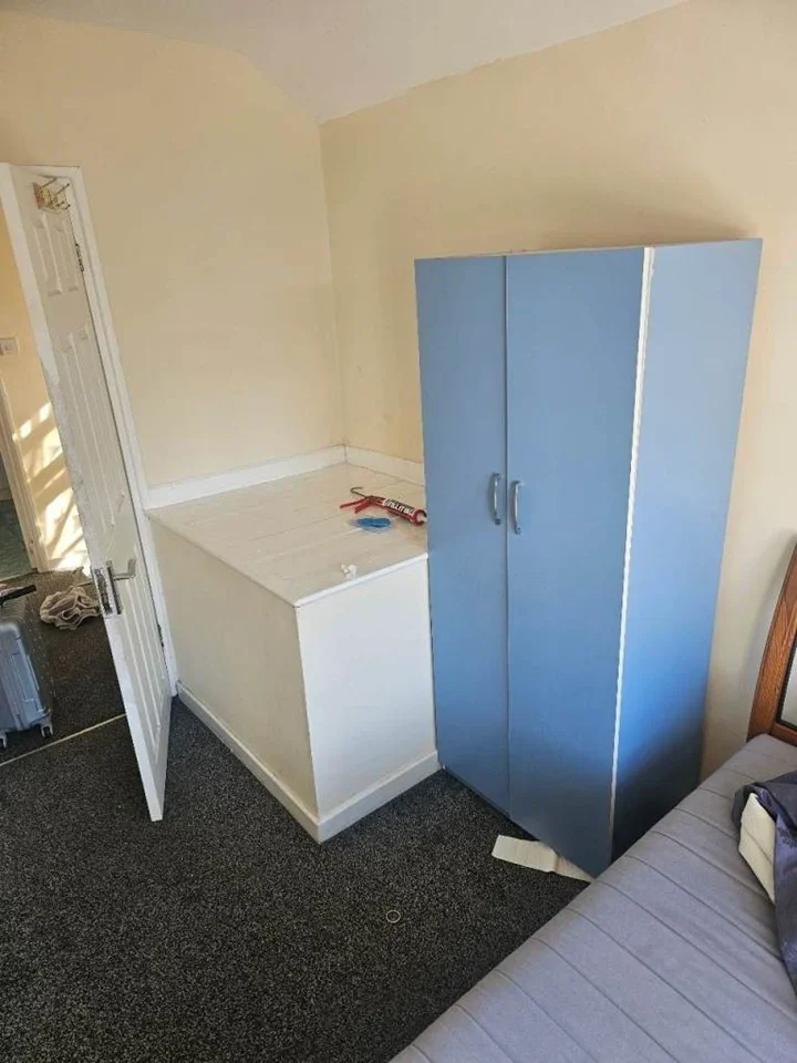 Room Connor Road in Greater London