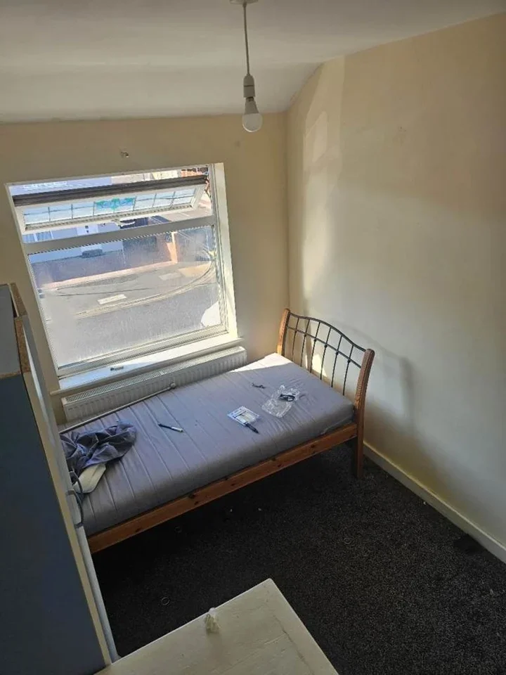 Room Connor Road in Greater London
