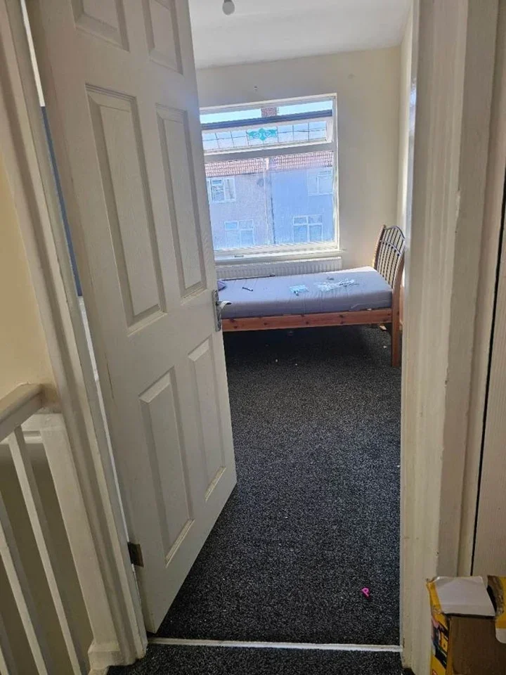 Room Connor Road in Greater London