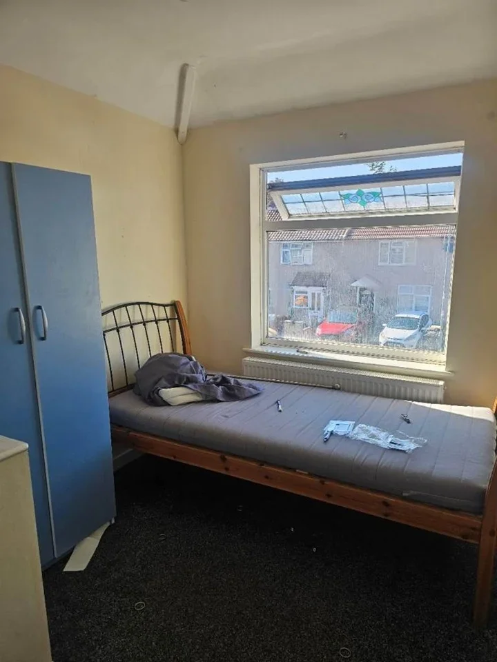 Room Connor Road in Greater London