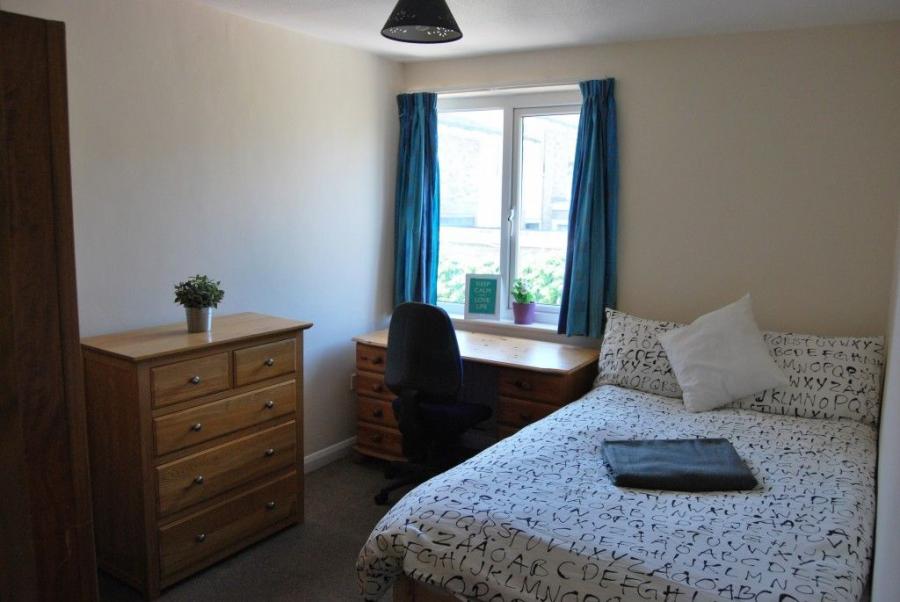 Room Headcorn Drive in Canterbury