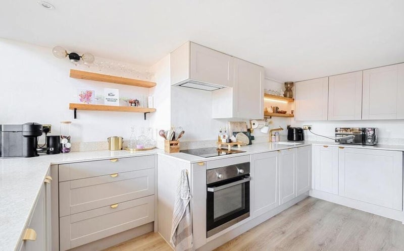 Flat Fairfield Road in Greater London