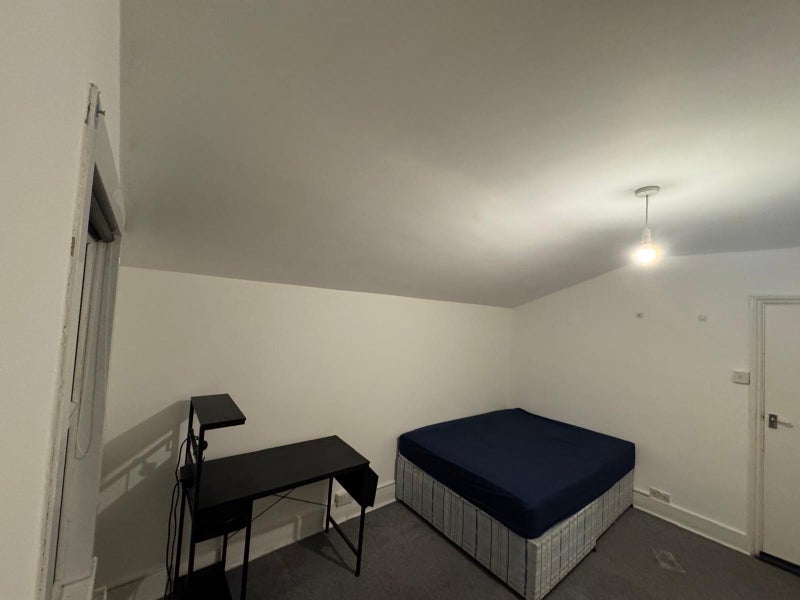 Room Grove Green Road in Greater London