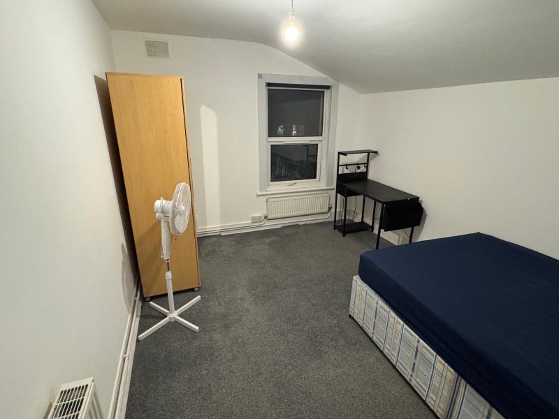 Room Grove Green Road in Greater London
