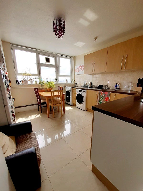 Room Hall Street in Greater London