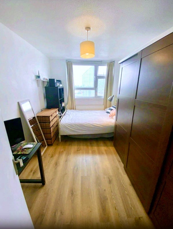 Room Hall Street in Greater London