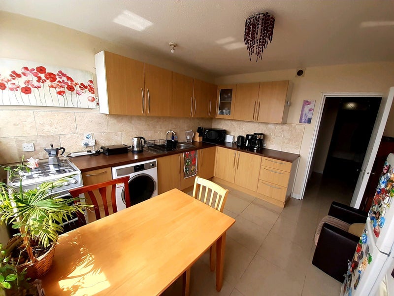 Room Hall Street in Greater London