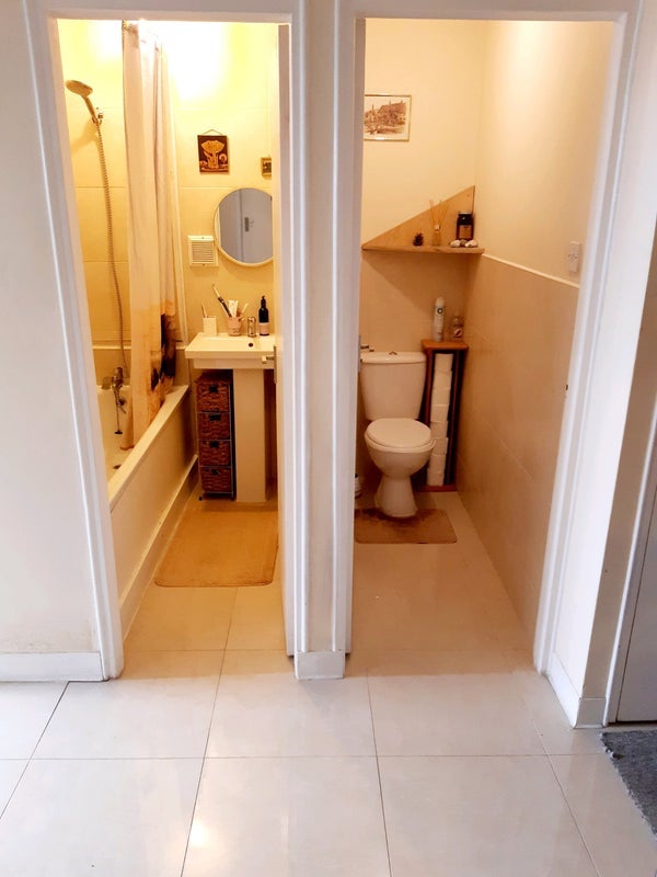Room Hall Street in Greater London