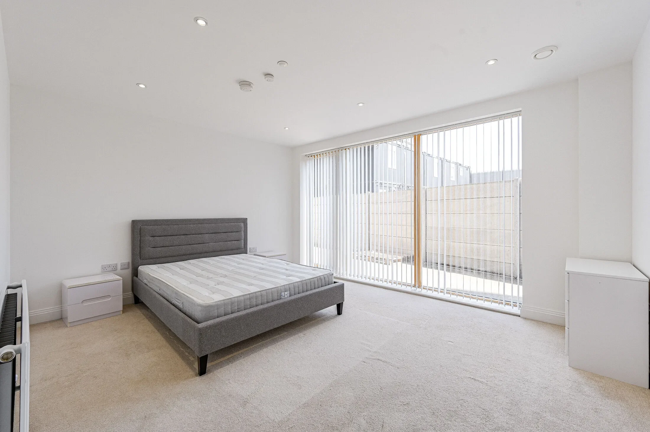 Flat Wellington Street in Greater London