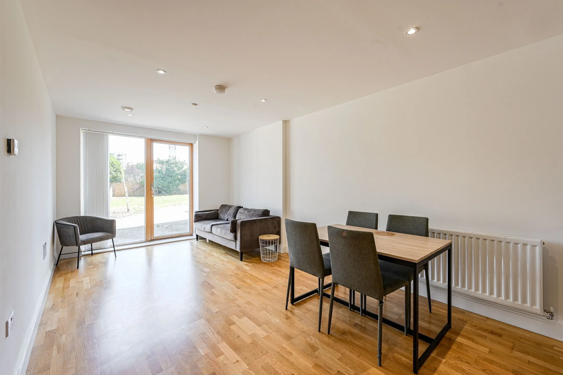 Flat Wellington Street in Greater London