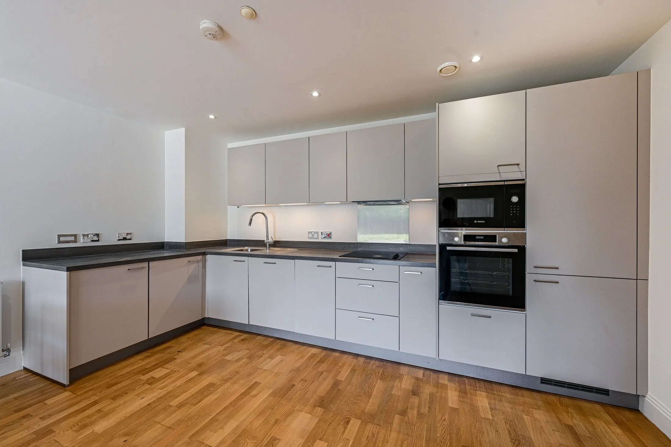 Flat Wellington Street in Greater London