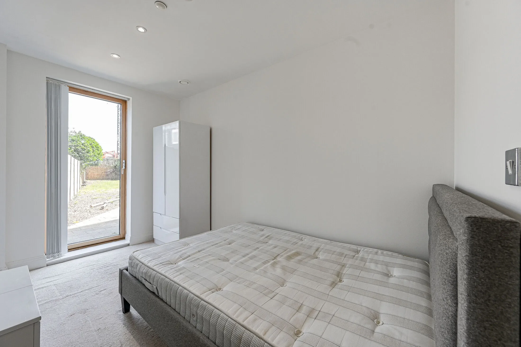 Flat Wellington Street in Greater London