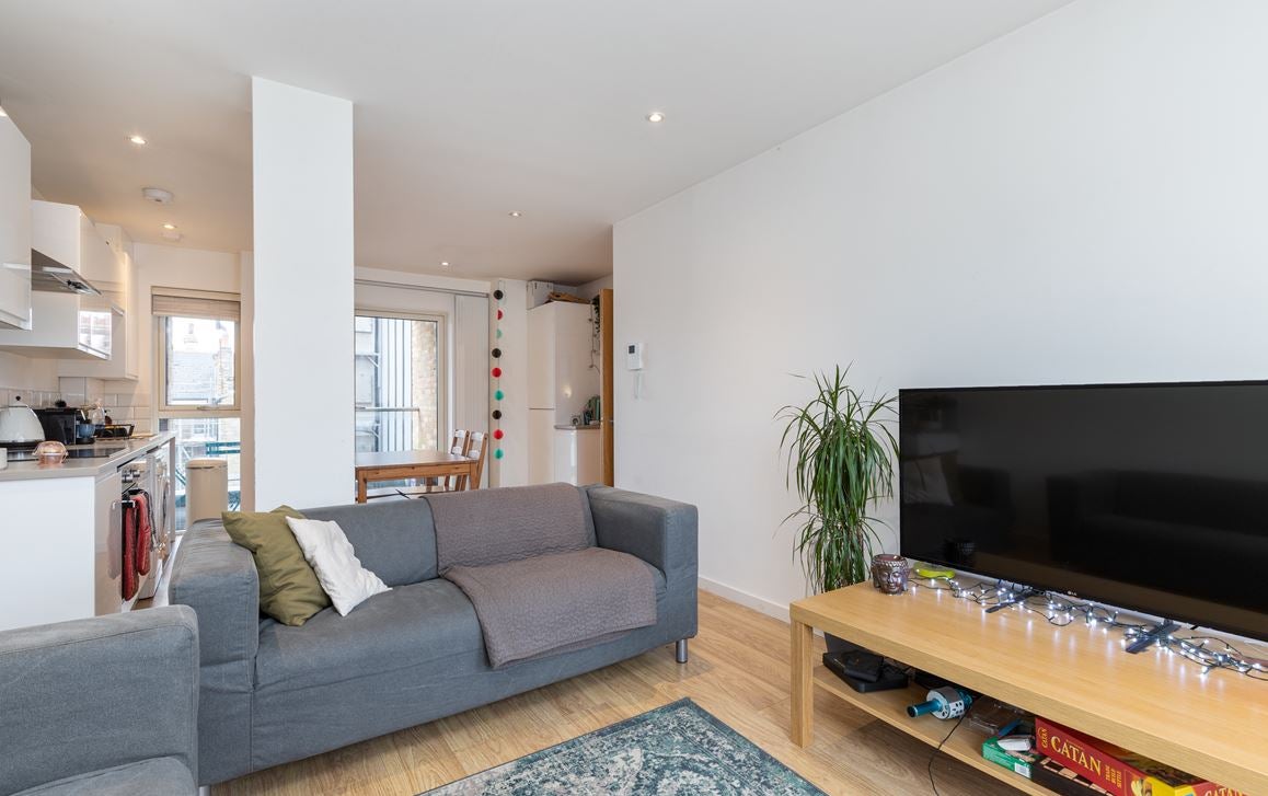 Flat Coldharbour Lane in Greater London