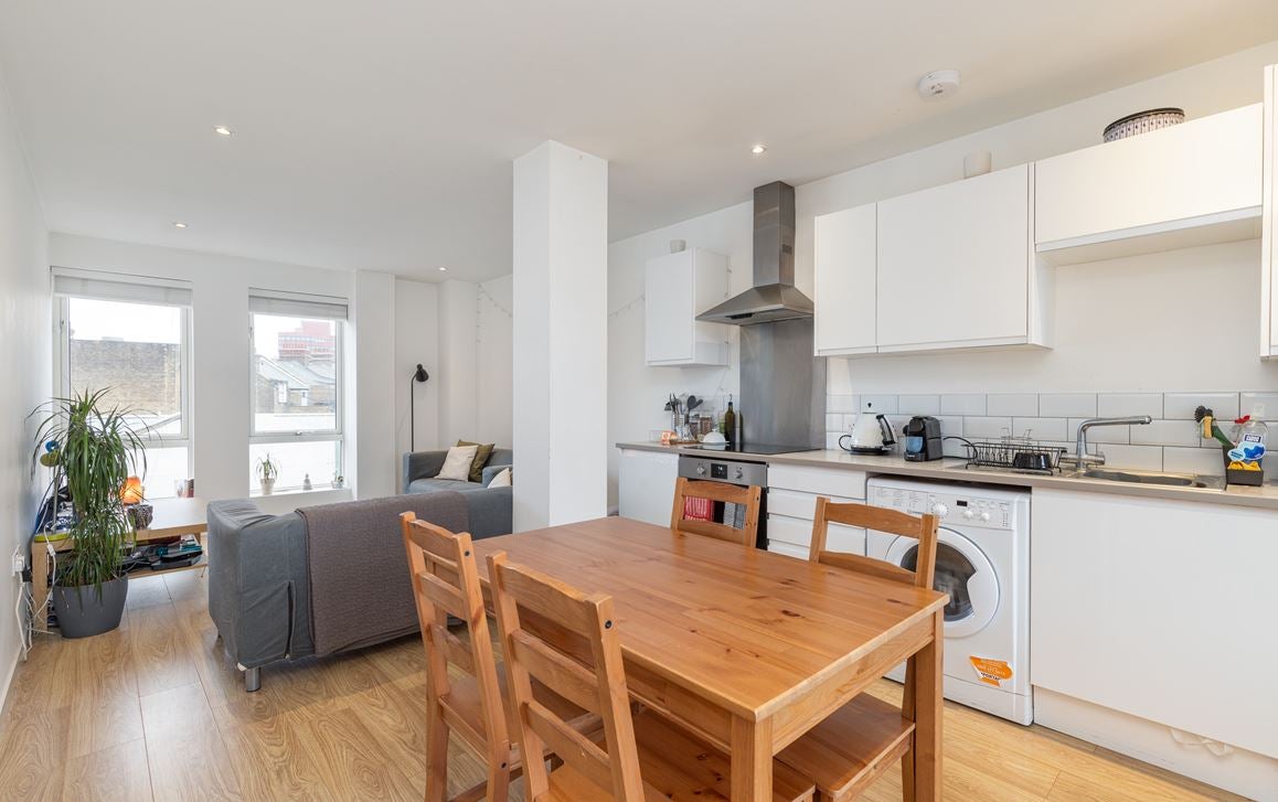 Flat Coldharbour Lane in Greater London
