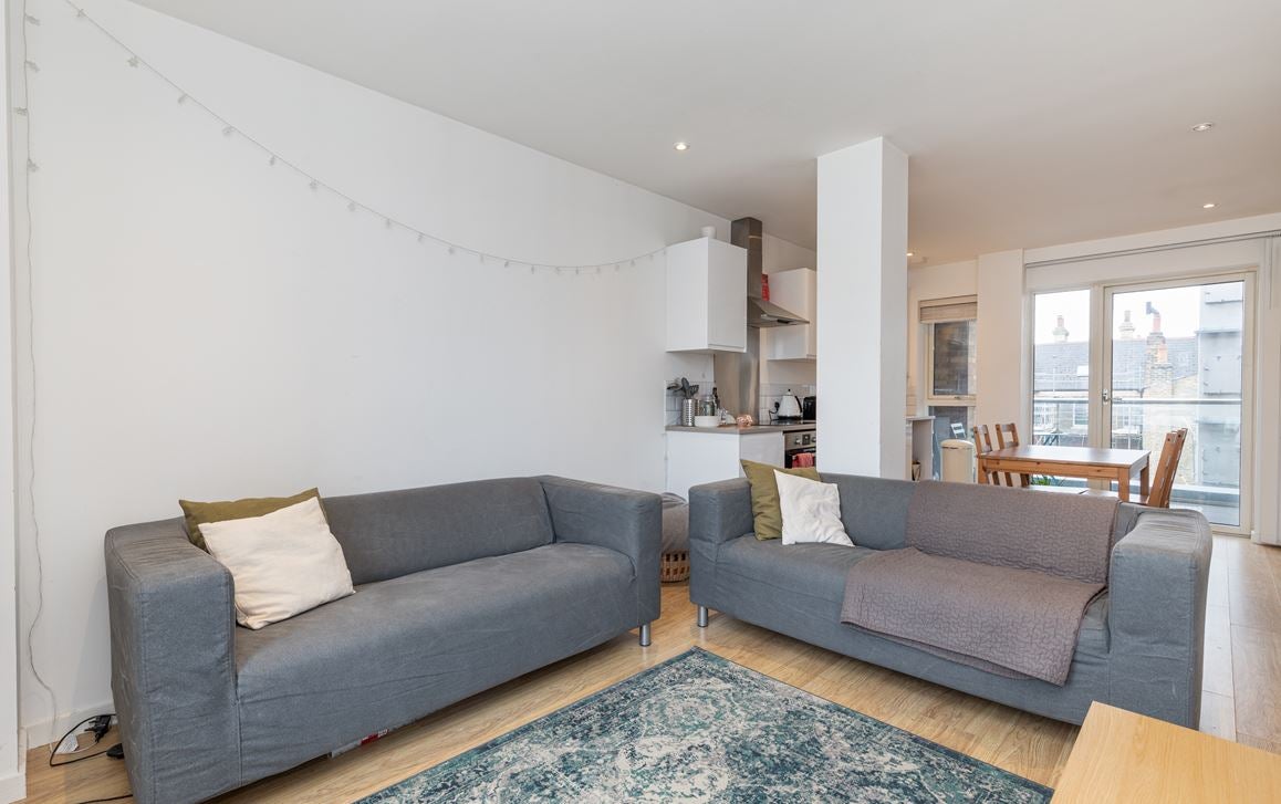 Flat Coldharbour Lane in Greater London
