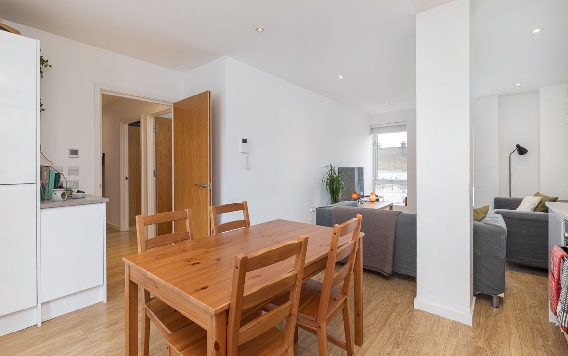 Flat Coldharbour Lane in Greater London