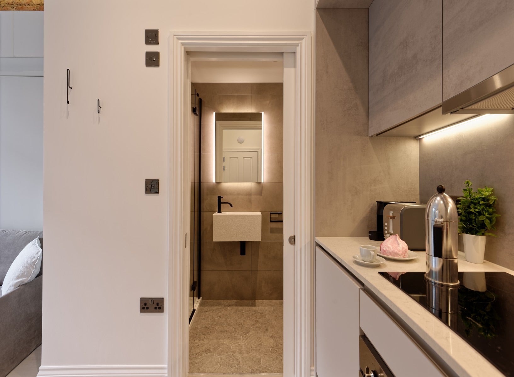 Flat Linden Gardens in Greater London
