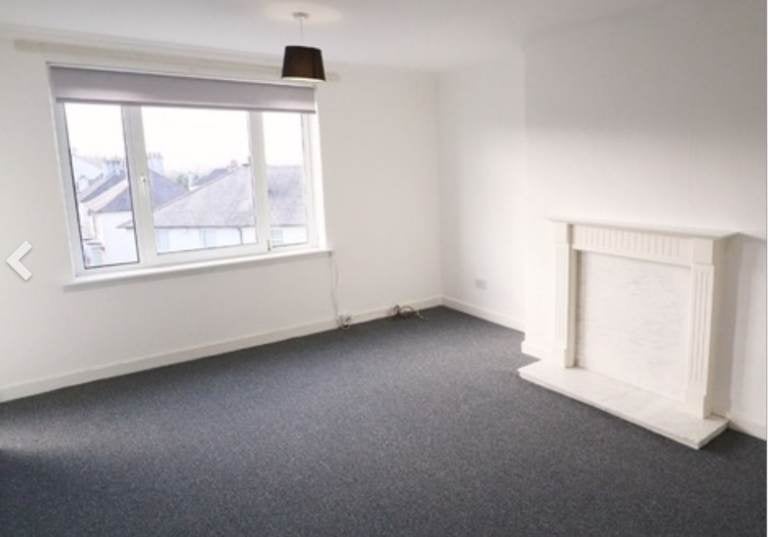 Flat Linthouse Drive in Glasgow