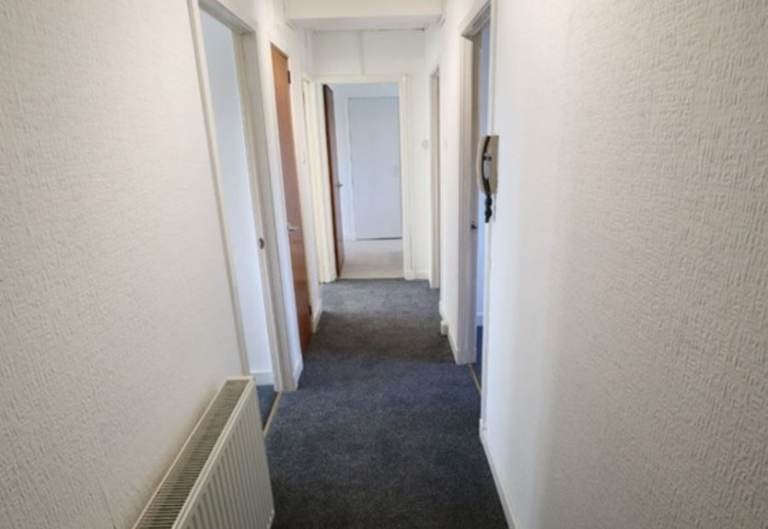 Flat Linthouse Drive in Glasgow