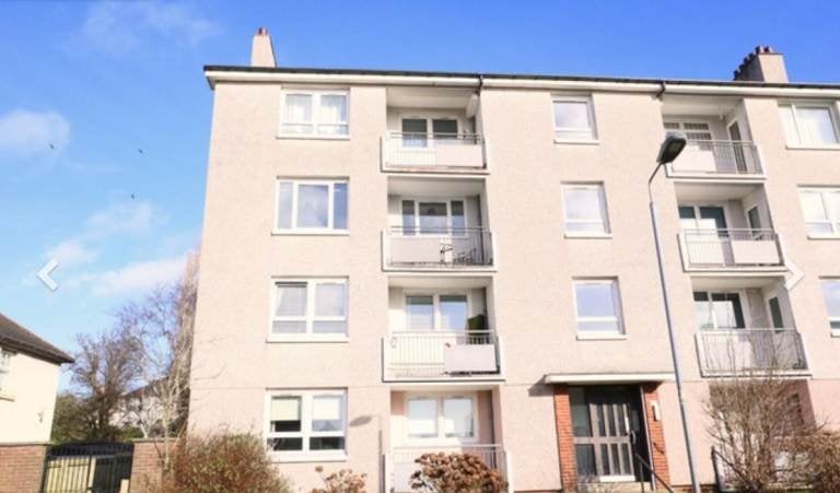 Flat Linthouse Drive in Glasgow