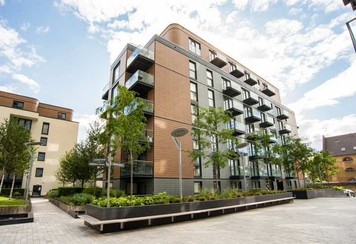 Flat Raine Street in Greater London