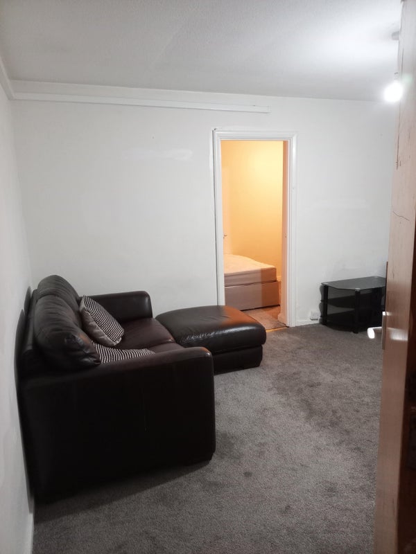 Flat Appleton Close in Leeds