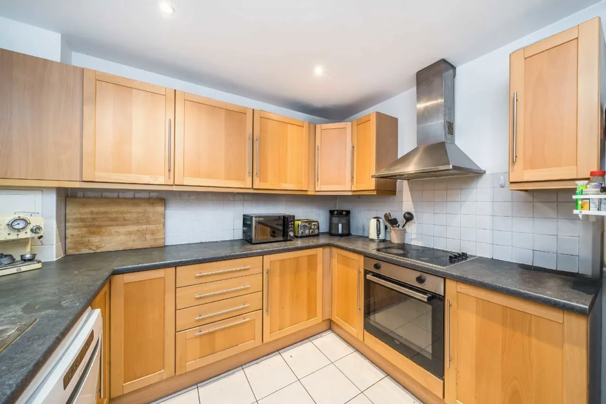 Flat Kintyre Court in Greater London