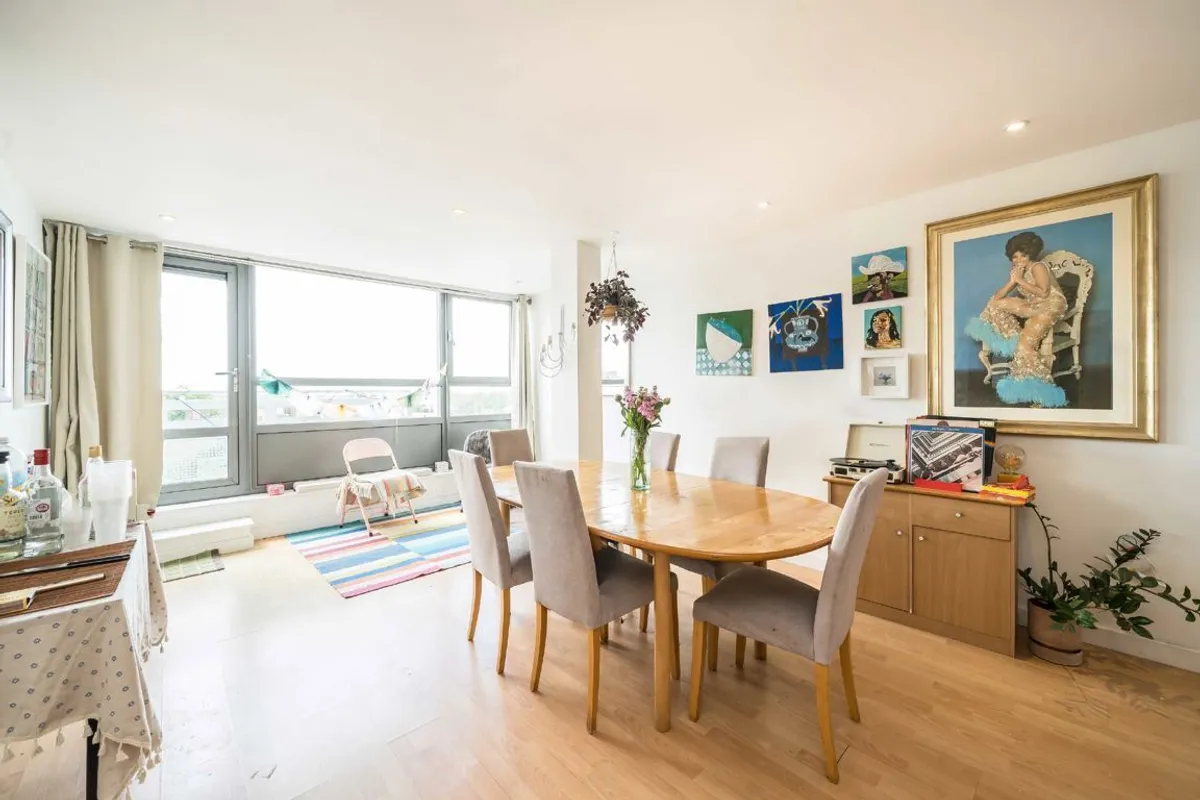 Flat Kintyre Court in Greater London