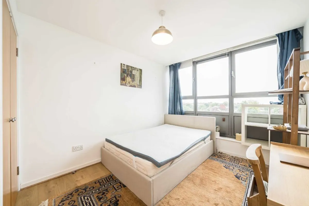Flat Kintyre Court in Greater London