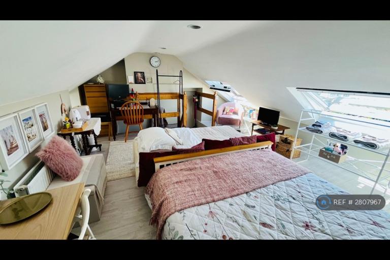 Room Cedars Road in Greater London