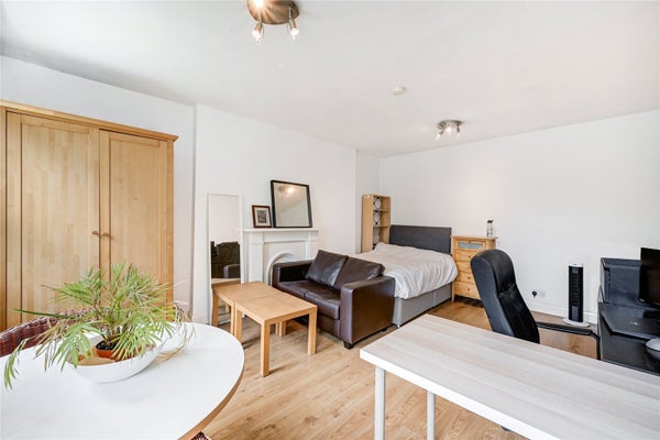 Flat Warwick Road in London
