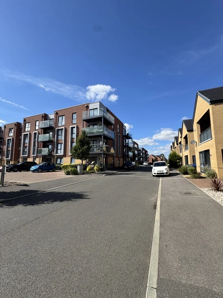 Flat Holmesley Road in Hertsmere