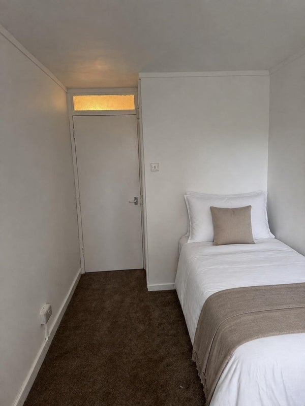 Room Cremorne Road in Greater London