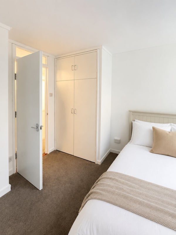 Room Cremorne Road in Greater London