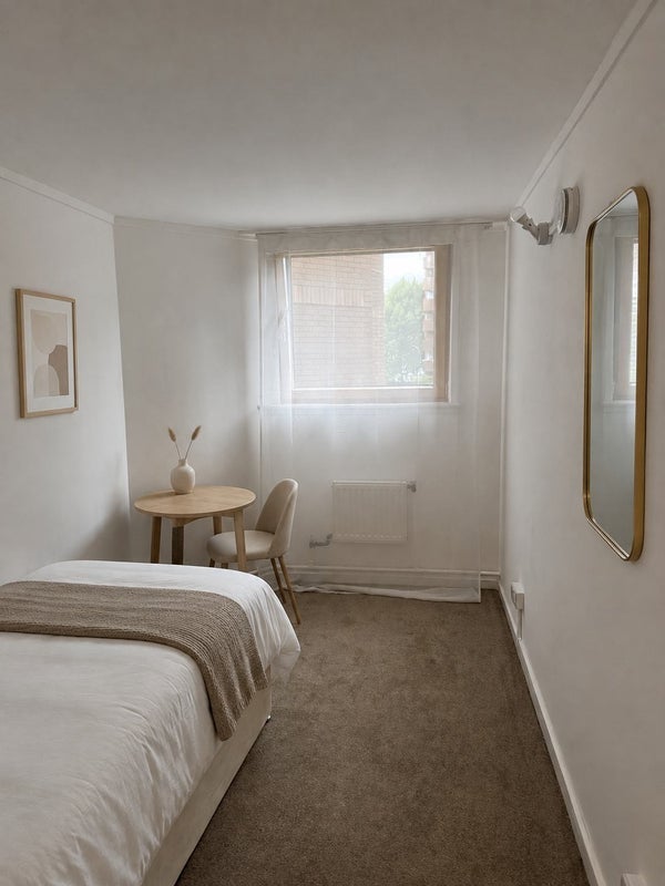 Room Cremorne Road in Greater London
