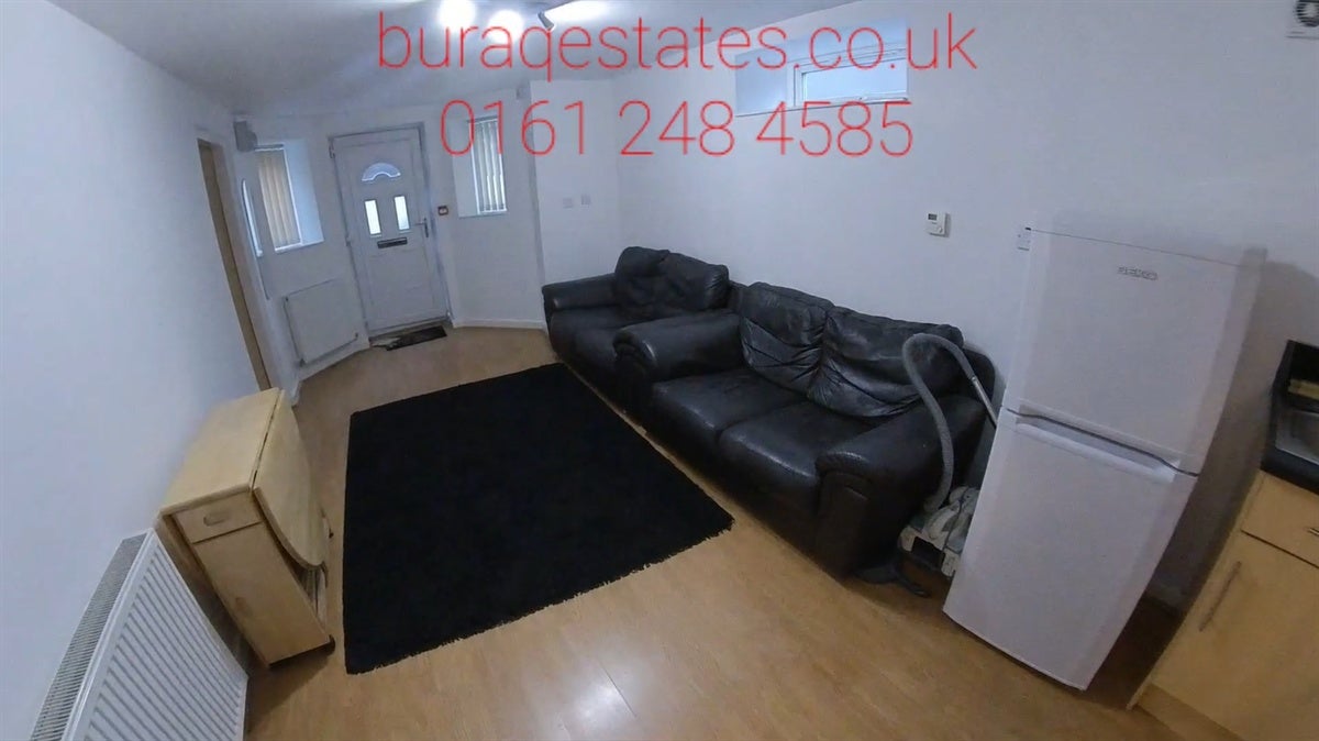 Flat Birchfields Road in Manchester