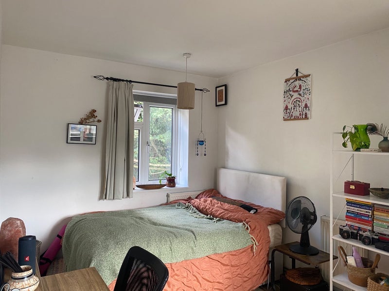 Room Lower Road in Greater London