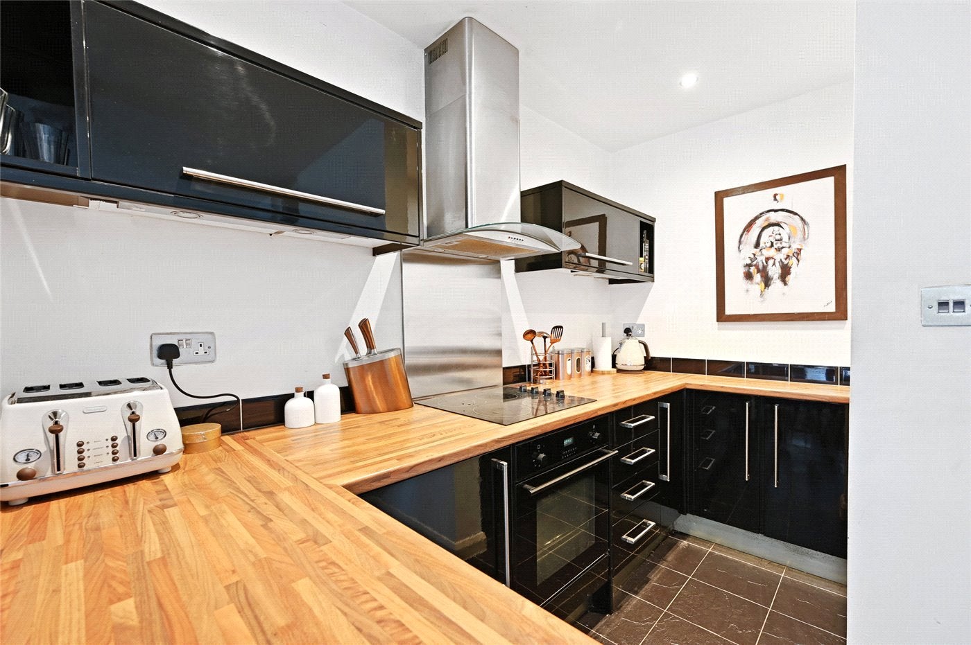 Flat Sinclair Gardens in Greater London