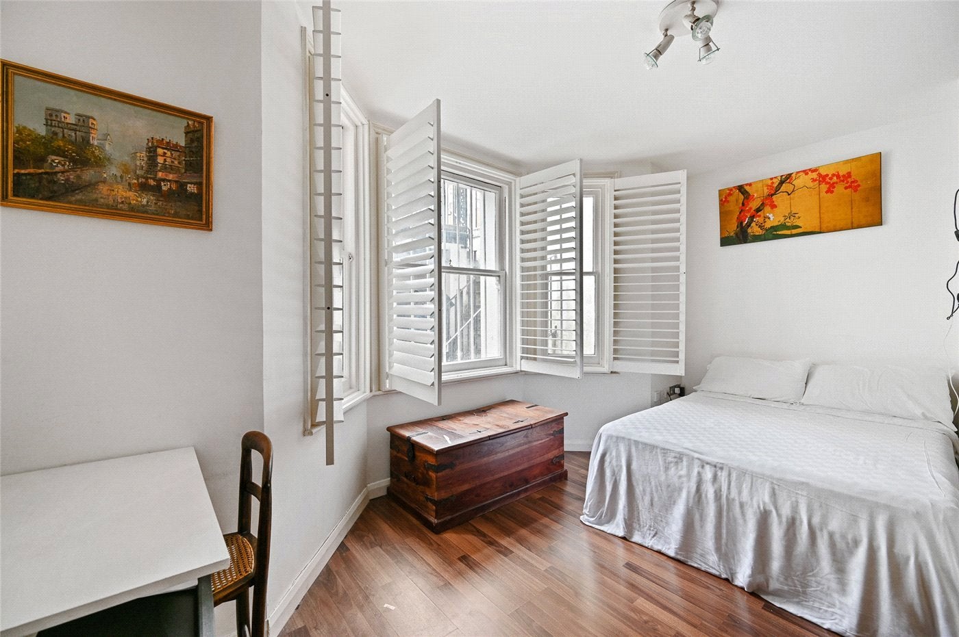 Flat Sinclair Gardens in Greater London